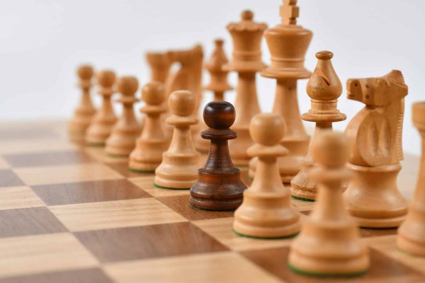 En quoi un jeu basé sur les échecs pourrait-il être repensé avec des éléments de stratégie en temps réel?